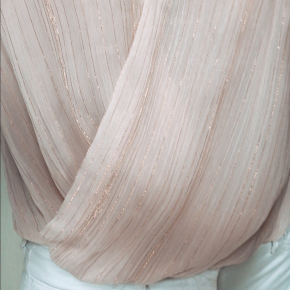 NWT Stunning peach top with flowing tied sleeves - Picture 10 of 10